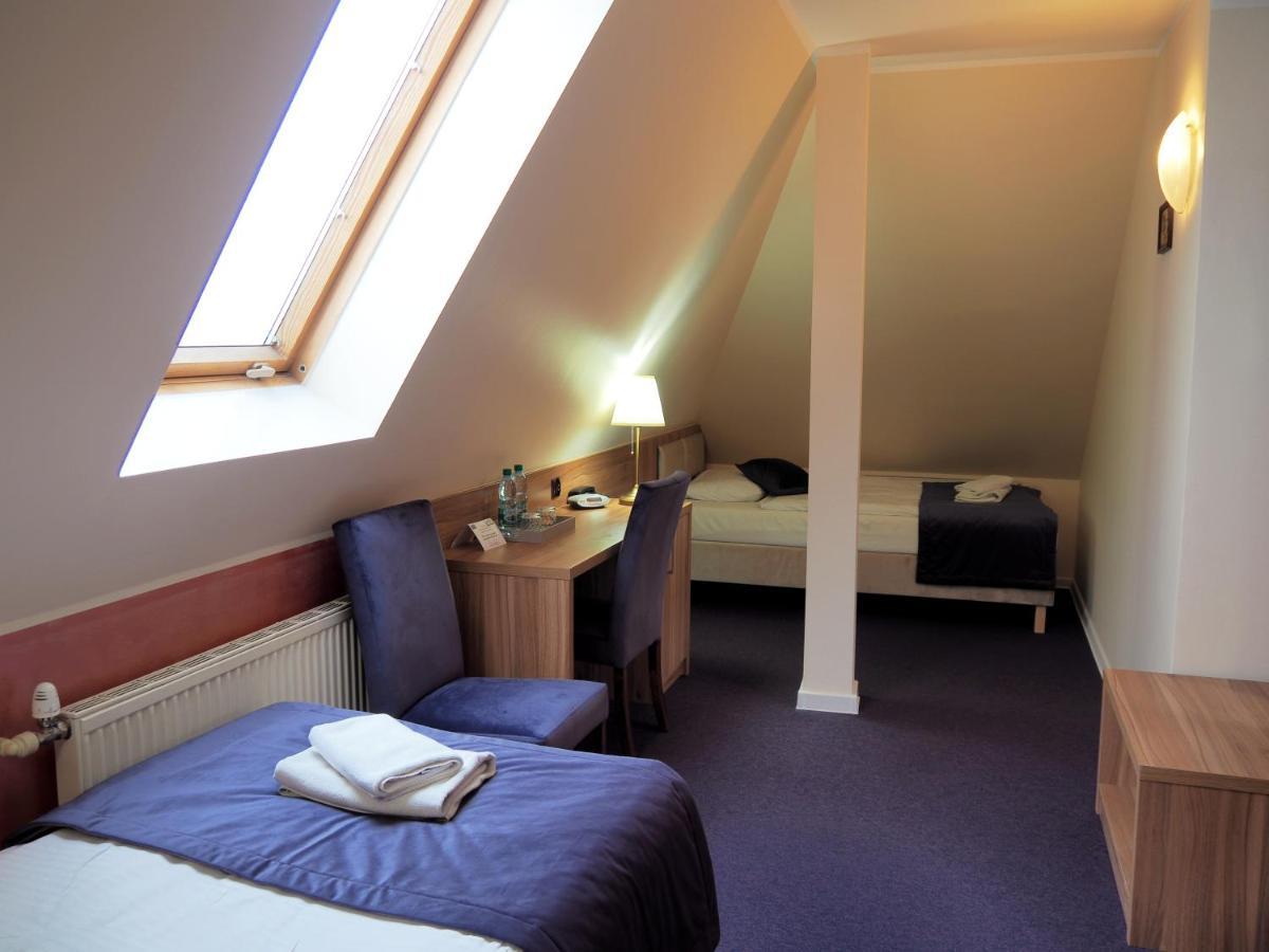 Hotel Awis Kutno Luaran gambar