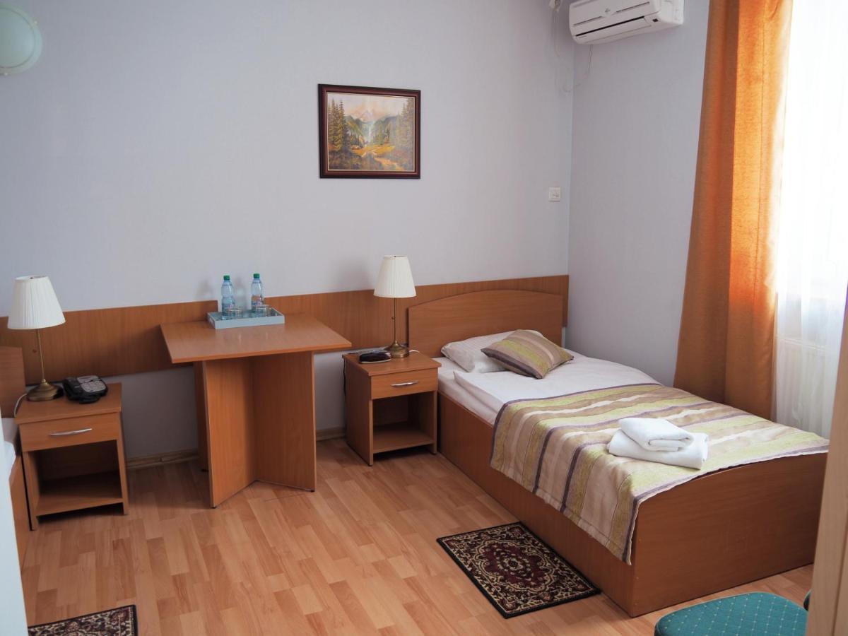 Hotel Awis Kutno Luaran gambar