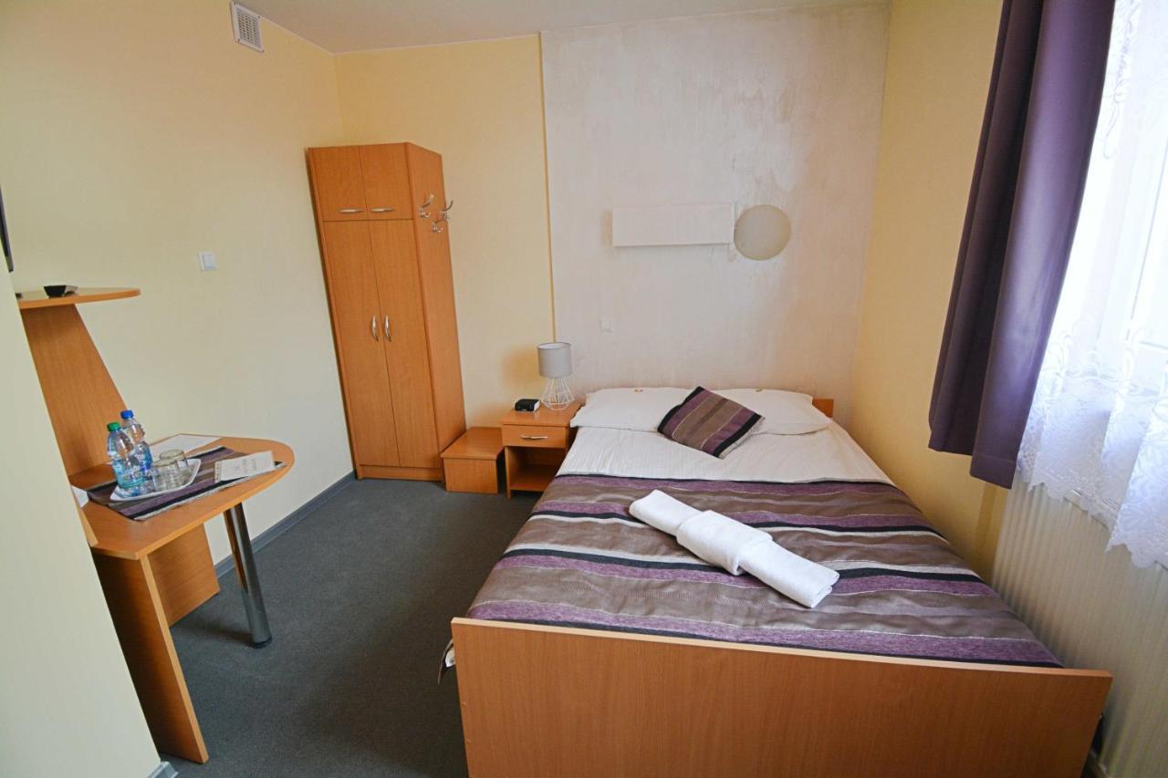 Hotel Awis Kutno Luaran gambar