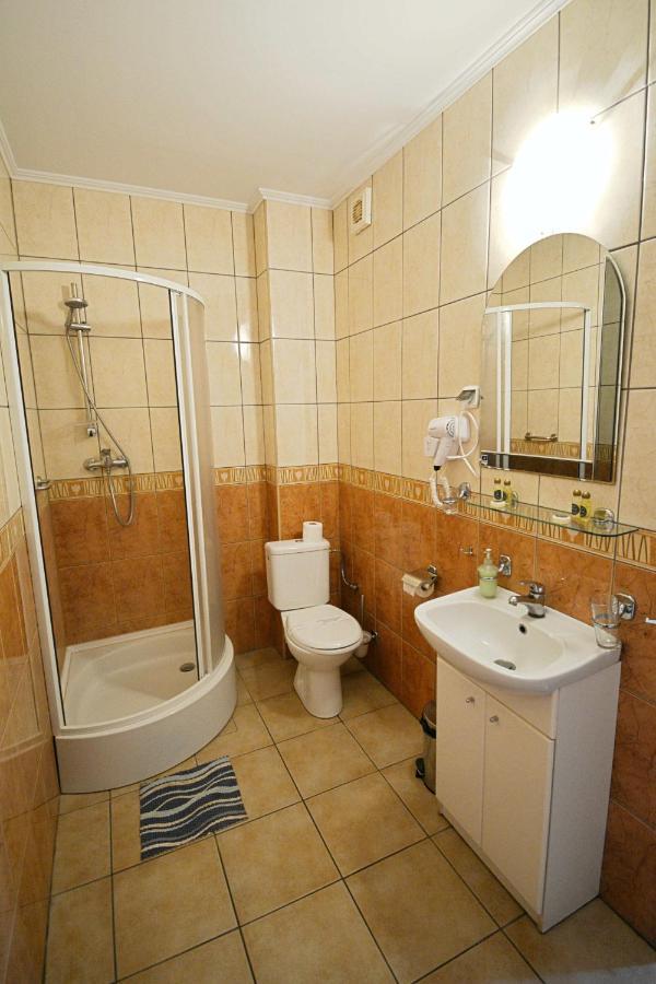 Hotel Awis Kutno Luaran gambar