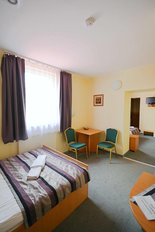 Hotel Awis Kutno Luaran gambar